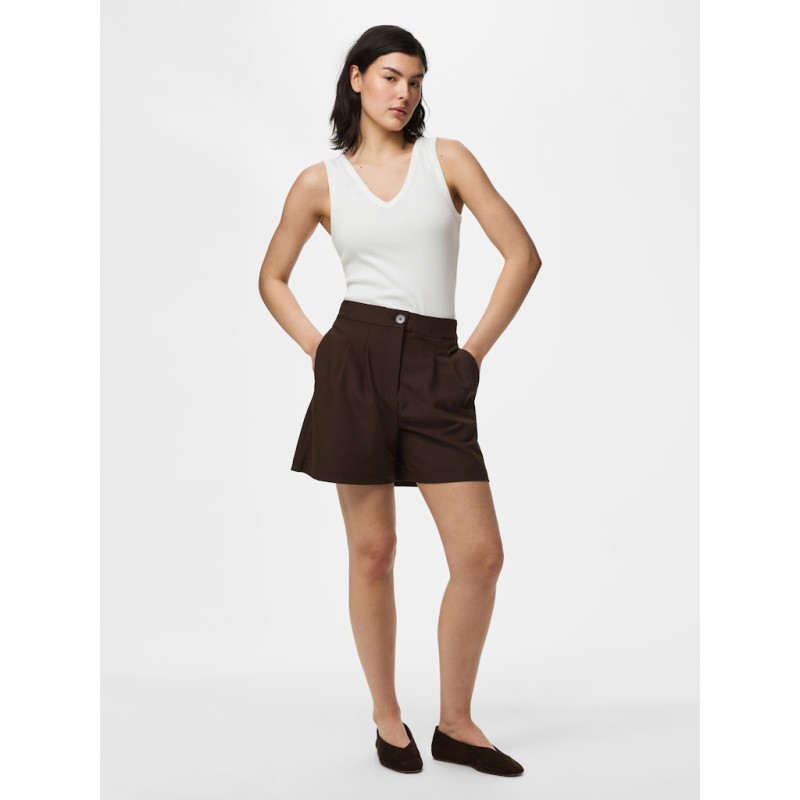 PIECES Bosella højtaljet pleated shorts - Hot Fudge