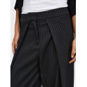 ONLY Pinya pleat barrel bukser - Black / Cloud Dancer Pinstripes